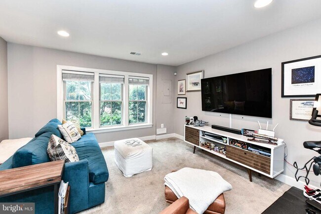 Building Photo - 2505 S Kenmore Ct