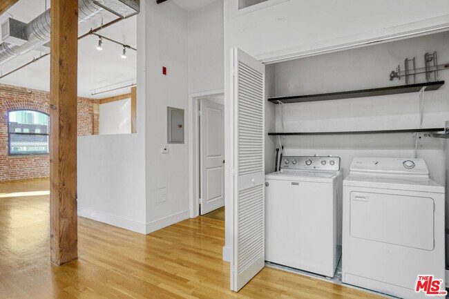 Building Photo - 215 S Santa Fe Ave