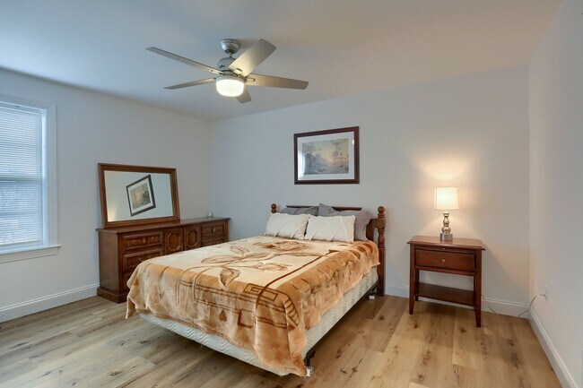 Building Photo - 4 Bedroom Home