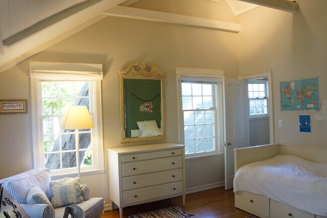 Building Photo - 919 RIVAS CANYON Rd