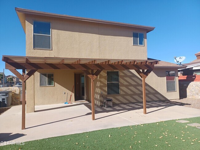 Building Photo - 2300 Honey Dew St