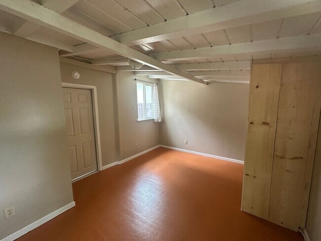 Building Photo - 2 BR w/ Bonus Room/Office