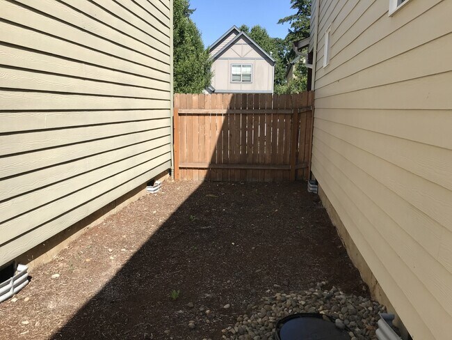 Building Photo - Well Maintained Spacious 4 BD Home with Gr...