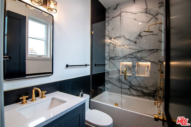 Building Photo - 418 N Poinsettia Pl