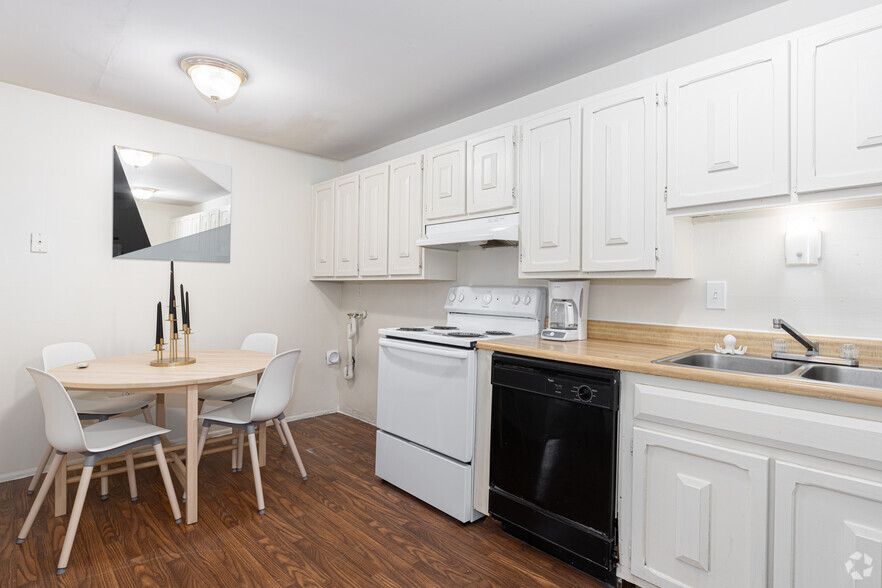 2BR, 1BA - 986SF - Breckenridge Apartments