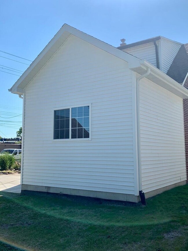 Building Photo - 128 Gunson St