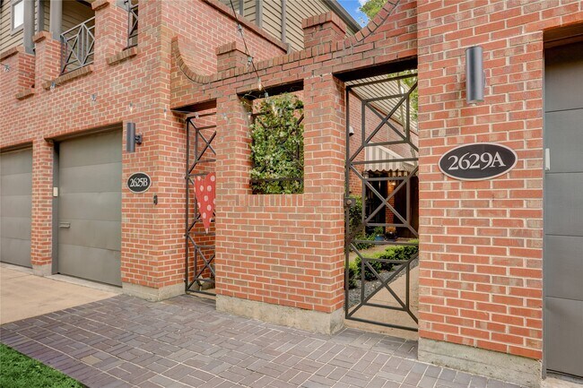 Building Photo - 2629 Wroxton Rd