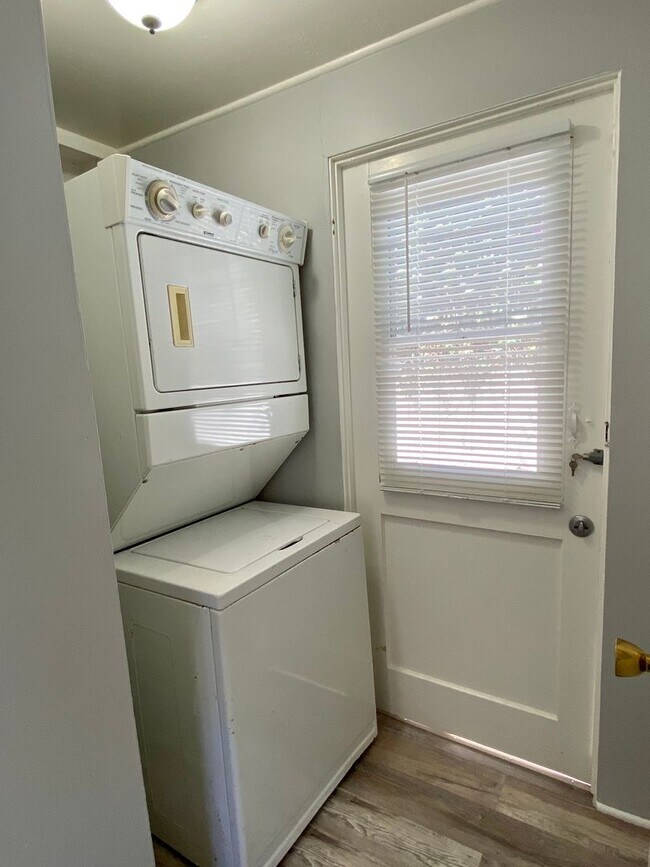 Building Photo - Charming 2 Bedroom Craftsman House w/Porch and Private Back Patio in Hillcrest