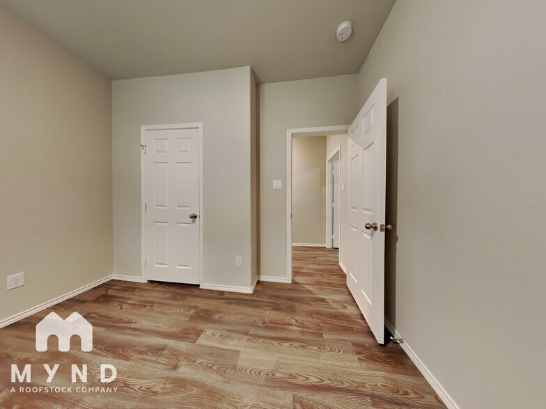 Building Photo - 413 E Avenue G Ave