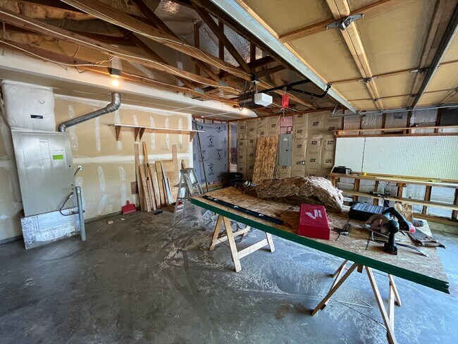 Building Photo - 565 NE Norton Ave