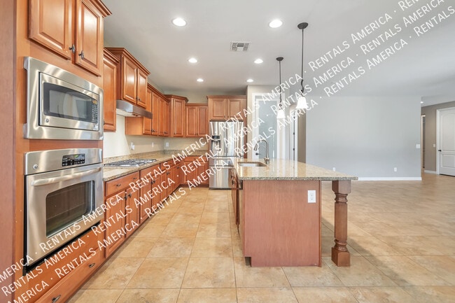 Building Photo - GORGEOUS 4/2.5 + DEN with Spa in Chandler!