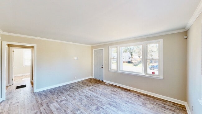 Building Photo - 2320 Vanderbilt Rd