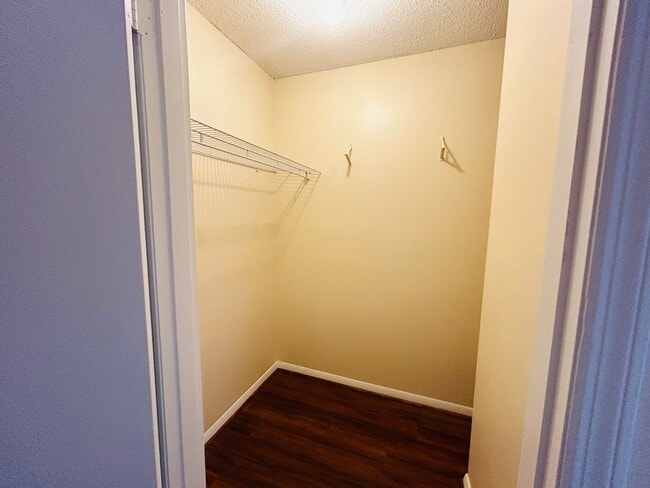 Building Photo - Charming 2 bedroom, 2.5 bathroom townhome in Greensboro w/2 master-suites/community pool
