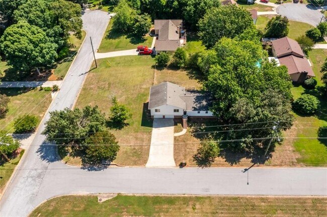 Building Photo - 2250 Ridge Forest Dr