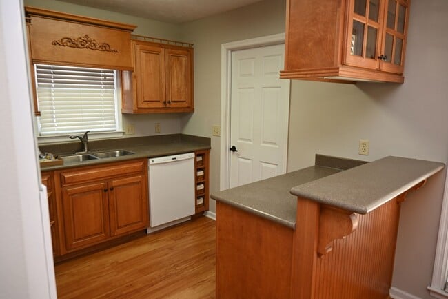 Building Photo - NE-Columbus-3 Bedrooms & 2 full Baths-Move-In Ready