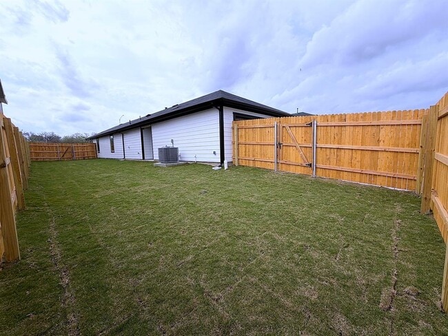 Building Photo - 202 Constanza Trl