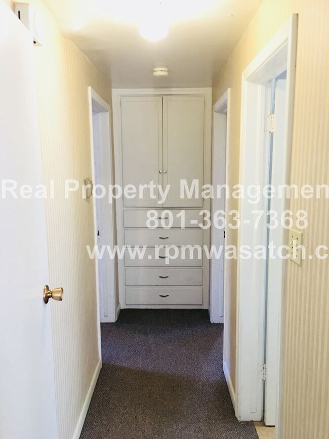 Building Photo - Check out This 2 Bedroom 1 Bathroom Salt L...