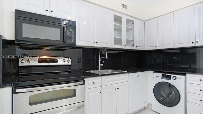 Building Photo - 6770 Indian Creek Dr