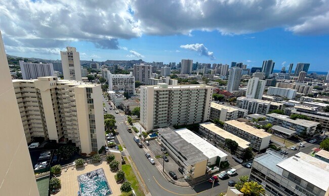 Building Photo - Available Now - High Floor Studio Apartmen...