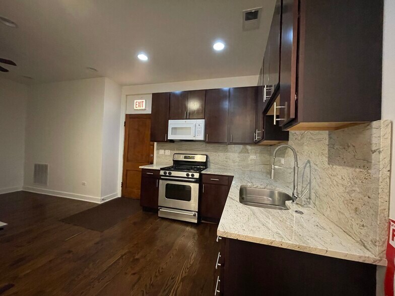 Building Photo - 3112 N California Ave