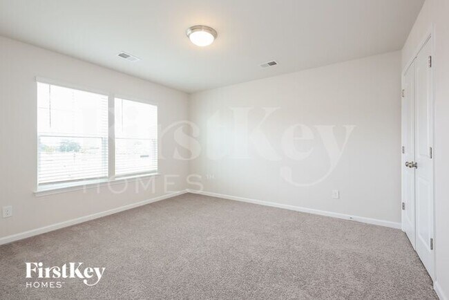 Building Photo - 510 Hillpark Ln