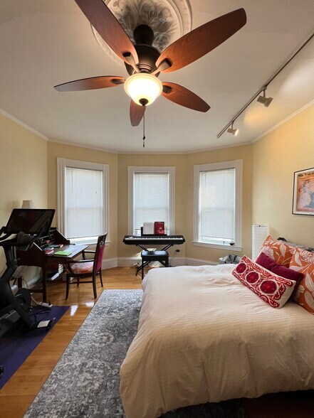 Building Photo - 176 Elm St