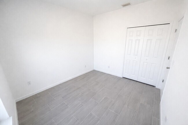 Building Photo - 1141 Columbo Ave S