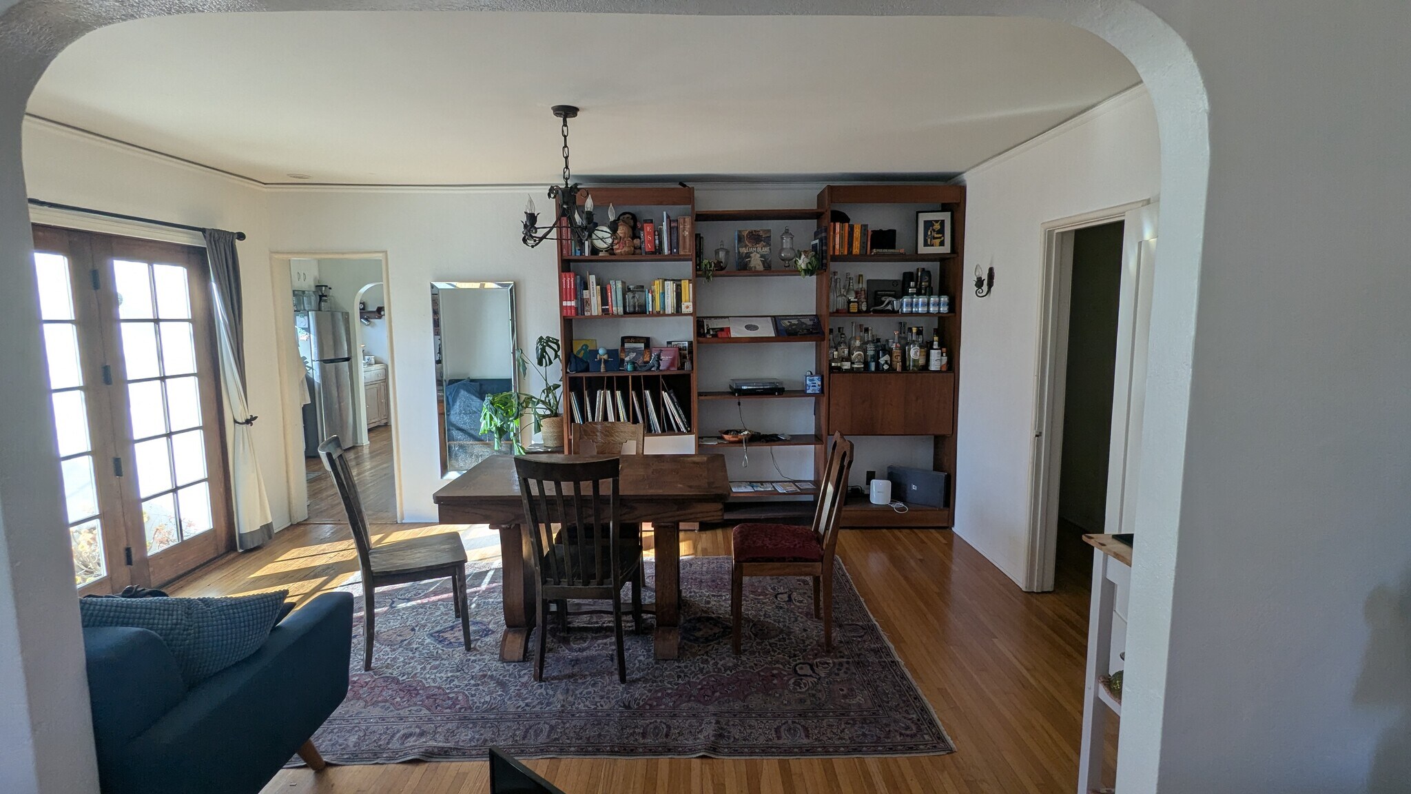 Building Photo - 2510 De la Vina St