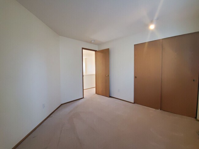 Building Photo - 4-Bedroom, 2.5-Bath located in Horn Rapids...