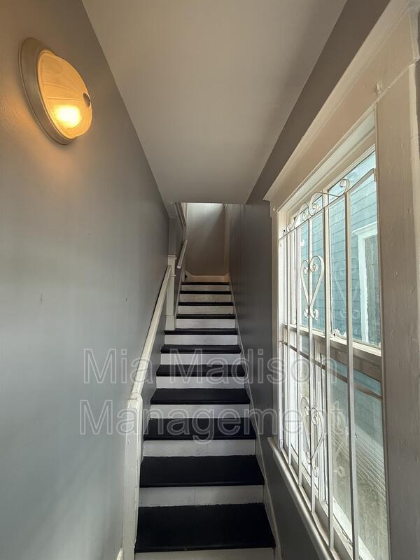 Building Photo - 607 W 44th St