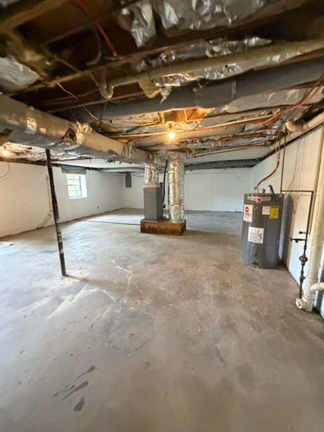 Building Photo - Lenoir City 37771 - 3 bedroom, 2 bath home - Contact Tara Hayes (865) 242-8010