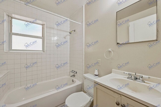 Building Photo - 2704 Highwood Dr