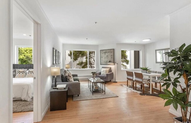 Building Photo - "Chic San Francisco Retreat: Spacious 1-Be...