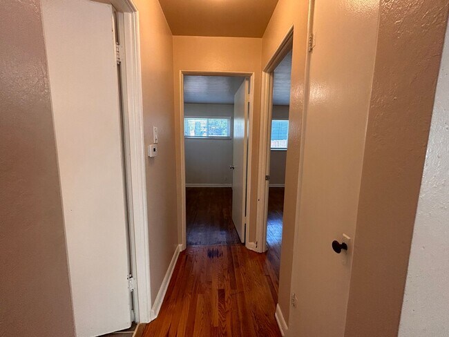 Building Photo - $0 DEPOSIT OPTION. CHARMING 2BED/1BATH DUPLEX NEAR SLOAN LAKE!!