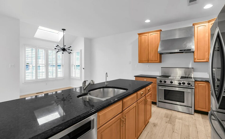 Building Photo - 7 Patriot Hill Dr