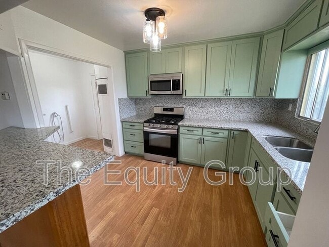 Building Photo - 856 W Chestnut St