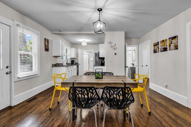 Building Photo - 820 Parkwood Ave