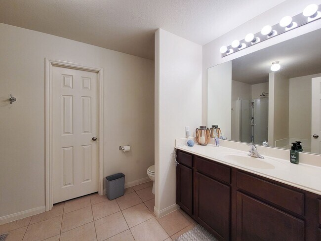 Building Photo - BEAUTIFUL LARGE 1 STORY 3 BEDROOM 2 BATH H...