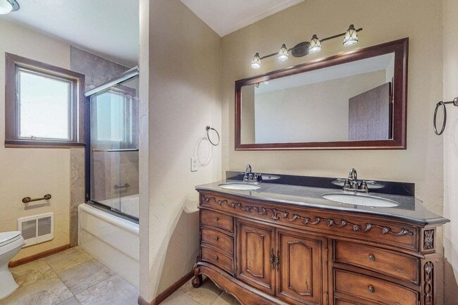 Building Photo - 501 Calle De