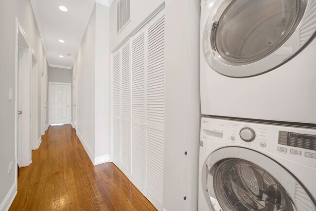 Building Photo - 2736 W Belmont Ave