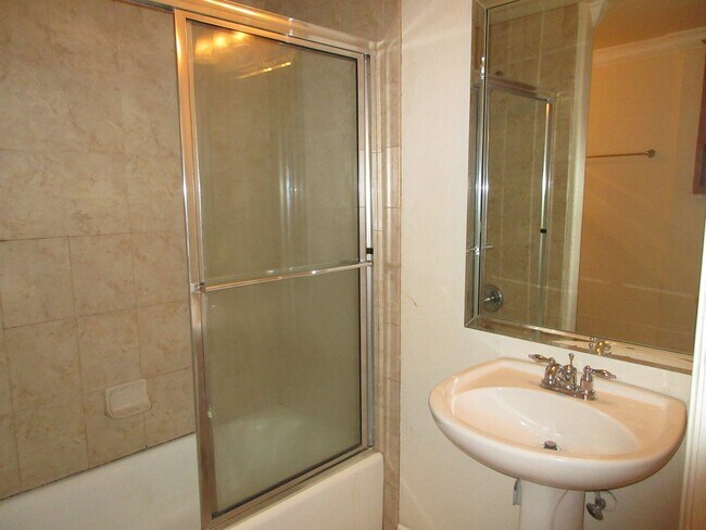 Building Photo - Great Townhome near Downtown