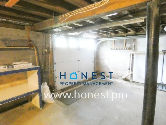 Building Photo - 523 Memorial Dr