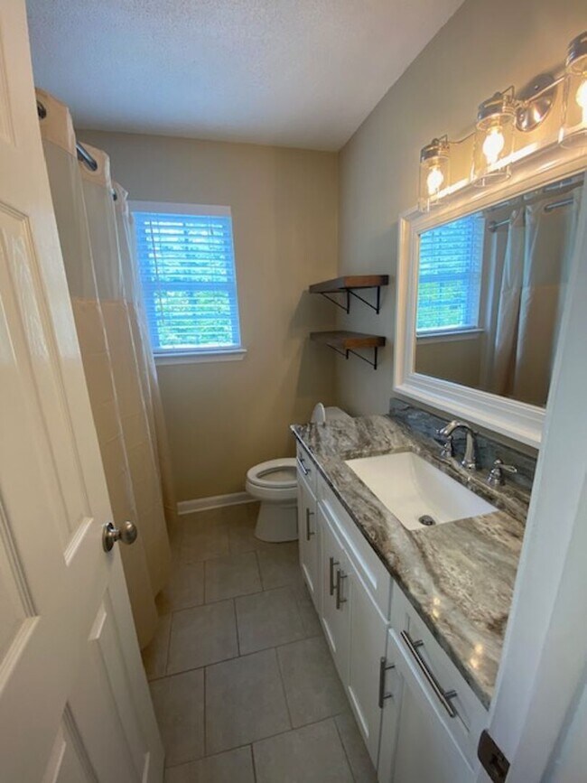 Building Photo - Updated 3 bed 2 bath house