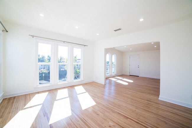 Building Photo - 5065 Edgewood Pl