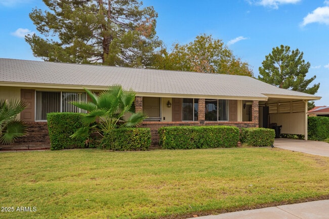 Building Photo - 13636 N Redwood Dr