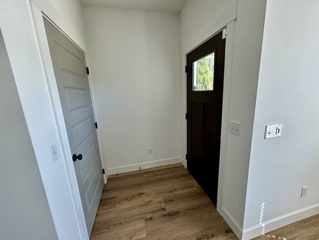 Building Photo - Modern 3-Bedroom 3-Story Apartment with a ...