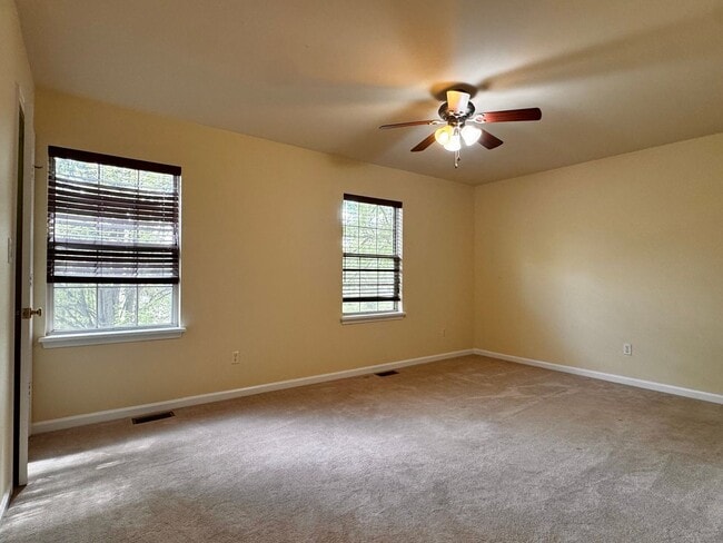 Building Photo - Briarwood Townhome close to NGIC and Hollymead Town Center!