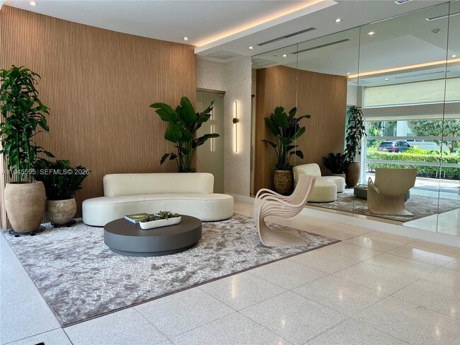 Building Photo - 9821 E Bay Harbor Dr