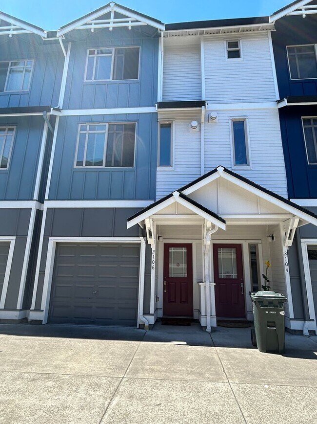 Building Photo - 2106 Yakima Ct S