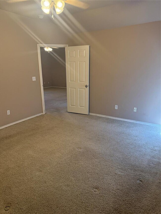 Building Photo - 400 S Castle Ridge Ln